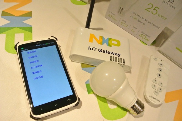 圖三 : 原則上，智慧照明會(huì)以智慧型手機(jī)為中心，會(huì)透過(guò)ZigBee與Wi-Fi協(xié)同傳輸控制訊號(hào)。（攝影:姚嘉洋）