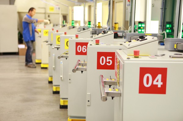 圖二 : 在高科技工廠中,工業感測器在處理系統的精度和可靠性方面發揮著不可或缺的作用。