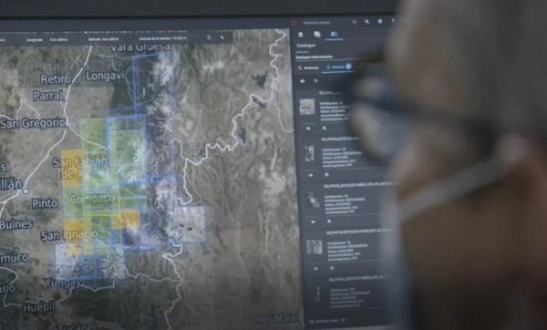 圖二 : 以數(shù)位分身融合來自衛(wèi)星的資料,所有這些模型和資料都被放入具有協(xié)作機(jī)制的人工智慧平臺。(source:Dassault Systémes)