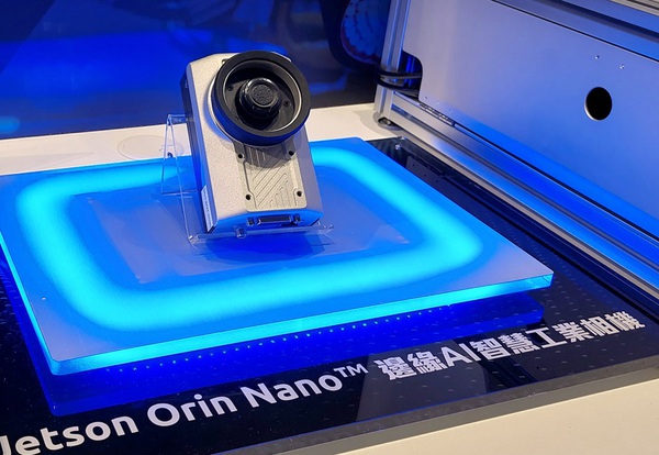 圖二 : 結合邊緣運算技術的智慧型工業鏡頭,圖為凌華的解決方案。