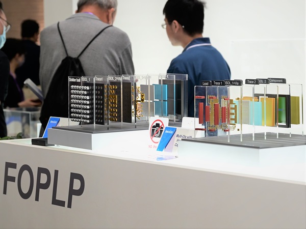 圖二 : 隨著AI晶片，高頻高速通訊設(shè)備和元件需求的快速增長，日益凸顯玻璃基板在先進封裝技術(shù)中的重要性。（攝影：陳念舜）