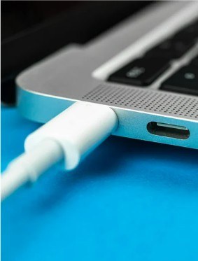 圖二 :  Thunderbolt在「高速傳輸 + 多功能整合 + 供電」三大面向具備優(yōu)勢。