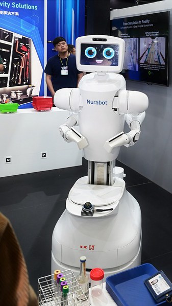圖三 : 川崎重工與鴻海共同開發的護理師輔導機器人（攝影：陳念舜）。