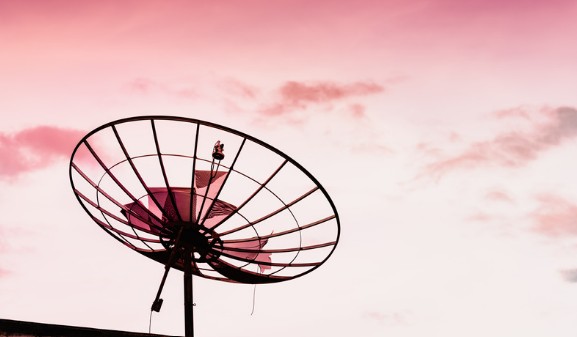 圖一 : 非地面網路（NTN）把3GPP行動通訊延伸到太空、同溫層與高空平臺，朝「直連一般手機」與「萬物皆可上天」邁進。