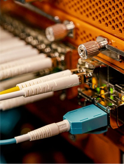 圖一 : 矽光子關(guān)鍵在於把調(diào)變器、分光器、波導(dǎo)、檢測(cè)器等光學(xué)元件，與CMOS製程相容地整合在同一平臺(tái)，讓光走入矽。