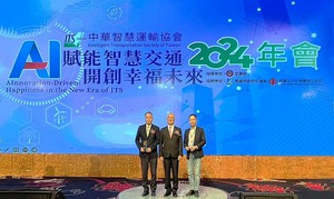 圖左起為交通部交通科技及資訊司司長黃新薰、中華智慧運輸協會理事長施義芳與華電聯網董事長陳國章合影。
