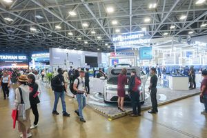 鴻海科技集團特別展出旗下純電SUV「MODEL C」北美版、全新AI伺服器平臺,以及分佈在智慧製造與智慧城市等領域的AI應用發展。