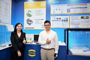臺(tái)灣格雷蒙公司總經(jīng)理暨集團(tuán)副總湯東奇(右)、HARTING公司亞太區(qū)市場(chǎng)經(jīng)理何月虹