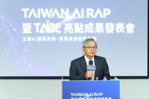 圖一為國研院董事長吳誠文致詞，圖二為記者會貴賓合影，左起國科會前瞻處何紀芳副處長、晶創臺灣推動辦公室廖弘源副執行長、國研院林俊良副院長、國科會吳誠文主委等人合影。