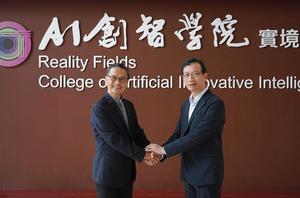 AI創智學院院長李宗翰(左)與臺灣人工智慧實驗室策略夥伴雅婷智慧公司董事長廖群合影,展現對生成式AI教育的共同願景。(source:淡江大學)