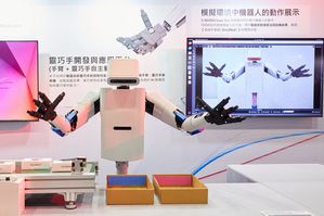 於鴻海科技日所展示的靈巧手演示。(HHTD25提供)