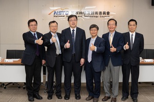 圖左起為欣興電子董事長室特助陳忠一、副技術長王金勝、工程處處長洪樂文與中央大學機械系的何正榮教授、林志光教授、董必正教授合影。圖二為PCB殘膠檢測與雷射修復機。(source:何正榮教授)