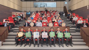 智慧節能減碳創新技術宣導推廣活動與會人士合影，圖二為在一起永續科技董事長薛煒立指出，立面型太陽能板使建築同時具備創能、節能與隔熱效益，並結合廣告、綠色金融等機制，將減碳成本轉化為可持續收益。