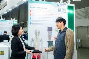 工研院首創可偵測步態異常并啟動電刺激治療的「巴金森氏癥穿戴數位醫療裝置」，搭載全球獨創智慧雙??路即時反??晶片。